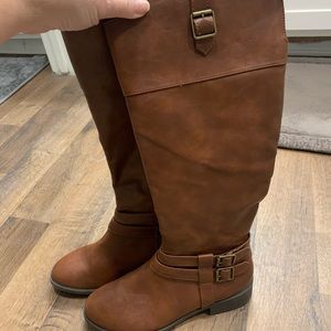 Brown boots so 8